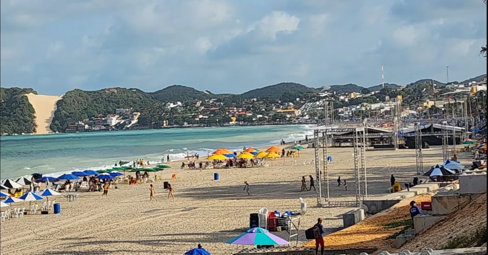 Estrutura do Reveillon em Ponta Negra esta sendo montada na area da engorda