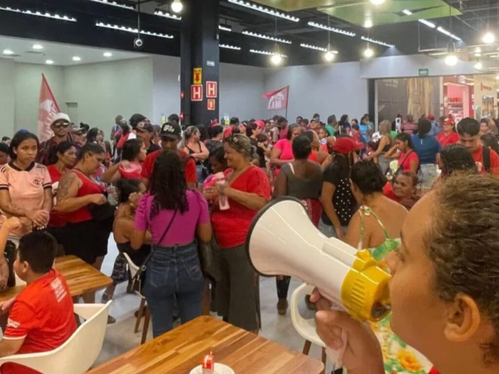 Militantes do MLB invadem supermercado no shopping Midway Mall