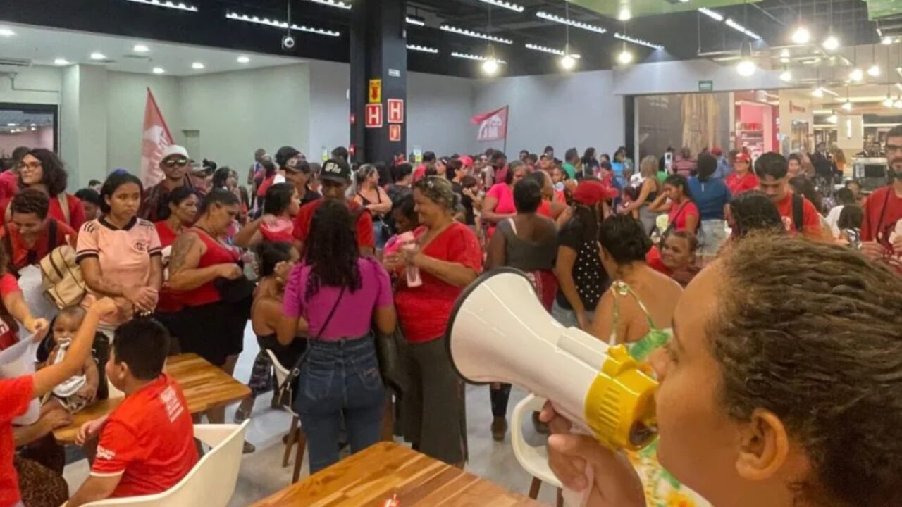 Militantes do MLB invadem supermercado no shopping Midway Mall