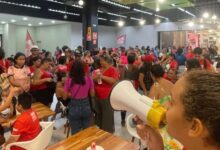 Militantes do MLB invadem supermercado no shopping Midway Mall