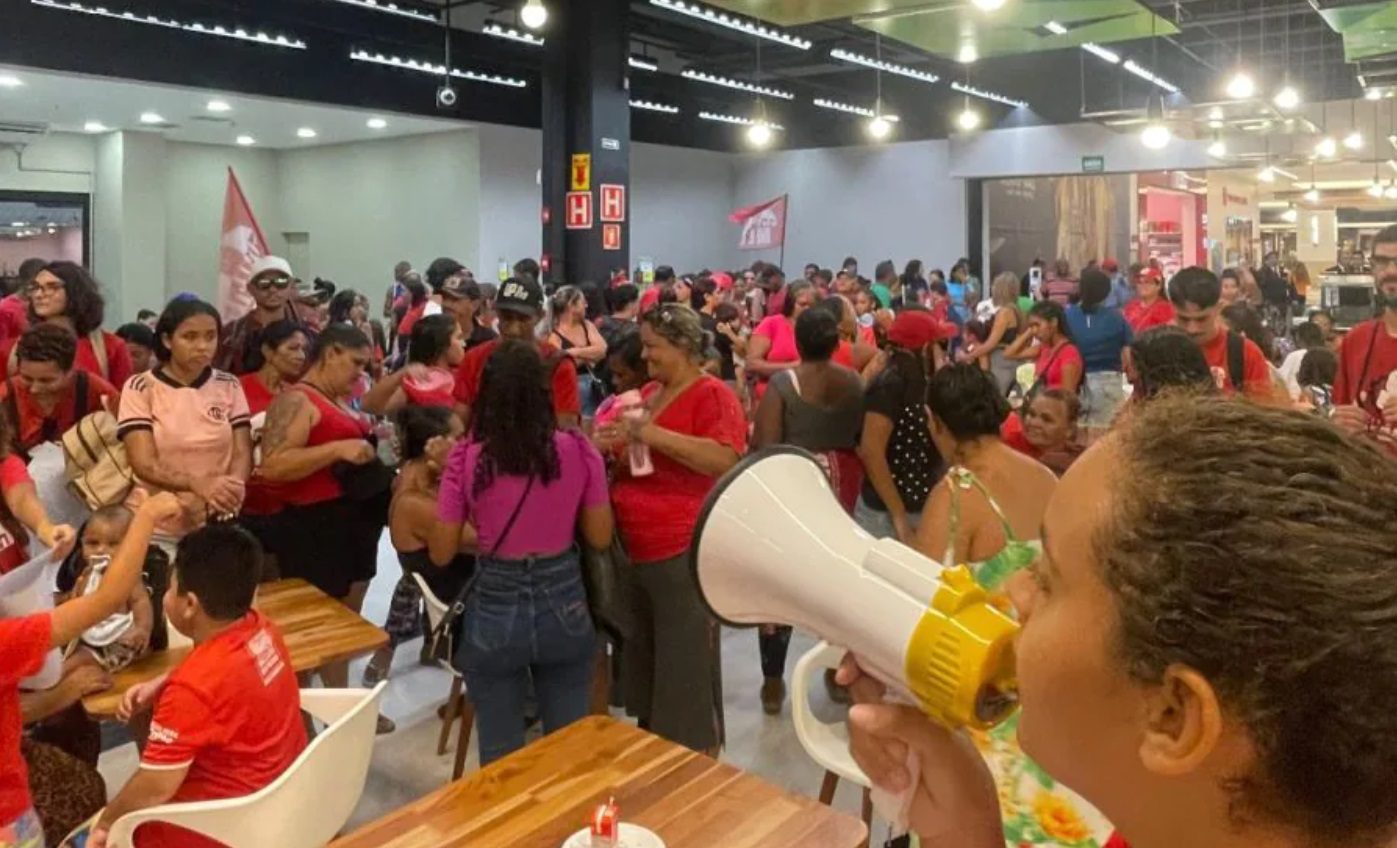 Militantes do MLB invadem supermercado no shopping Midway Mall