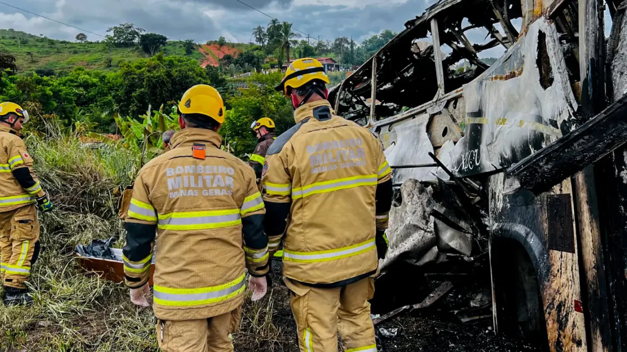 Acidente rodoviário em MG deixou pelo menos 38 mortos