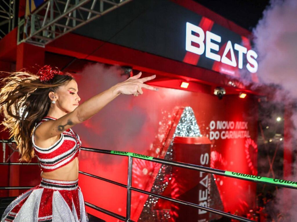 Anitta faz o corredor da folia brilhar no Carnatal com Beats Red Mix, bandeirão e fogos de artifício