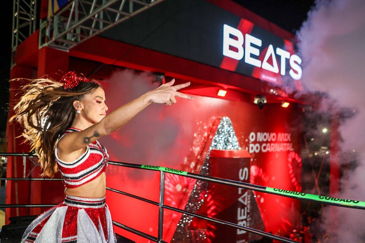 Anitta faz o corredor da folia brilhar no Carnatal com Beats Red Mix, bandeirão e fogos de artifício