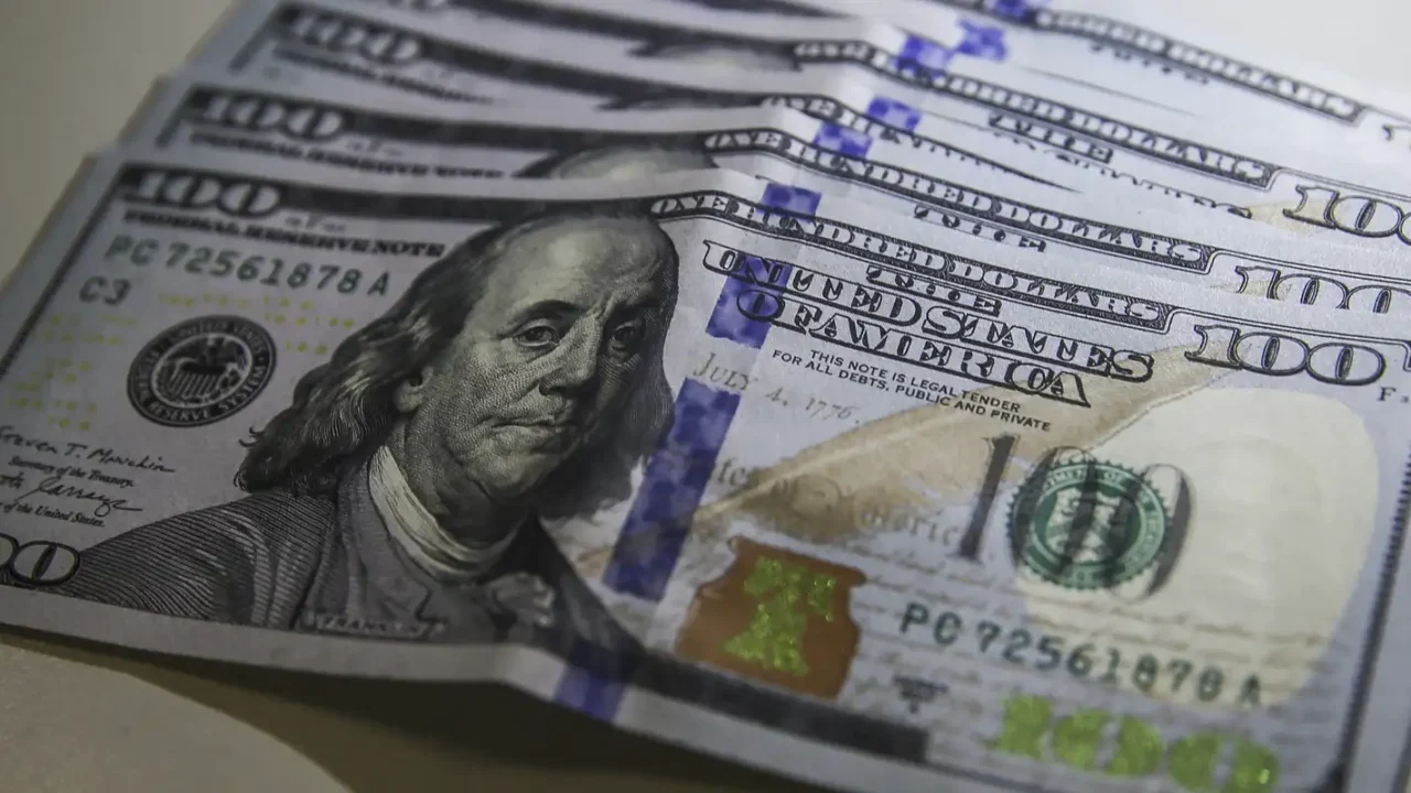 BC leiloará US$ 4 bi de reservas internacionais para segurar dólar