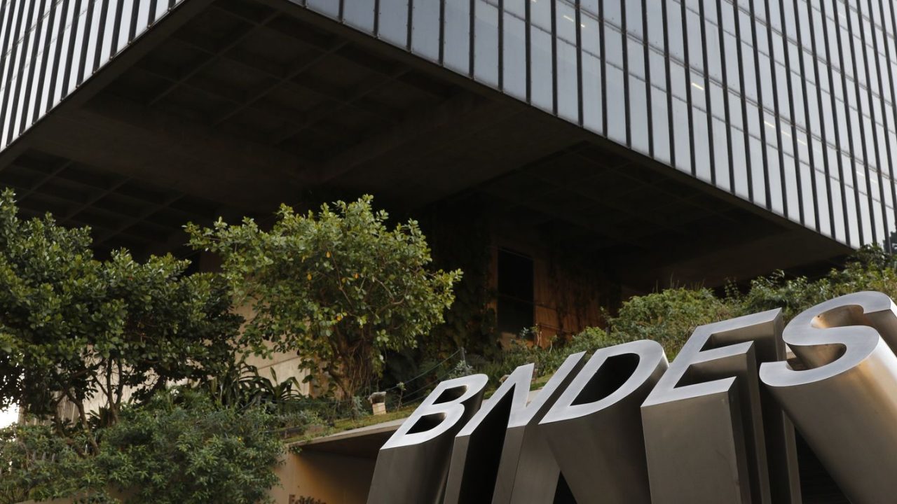 Crédito do BNDES para micro, pequenas e médias empresa sobe 46% no ano