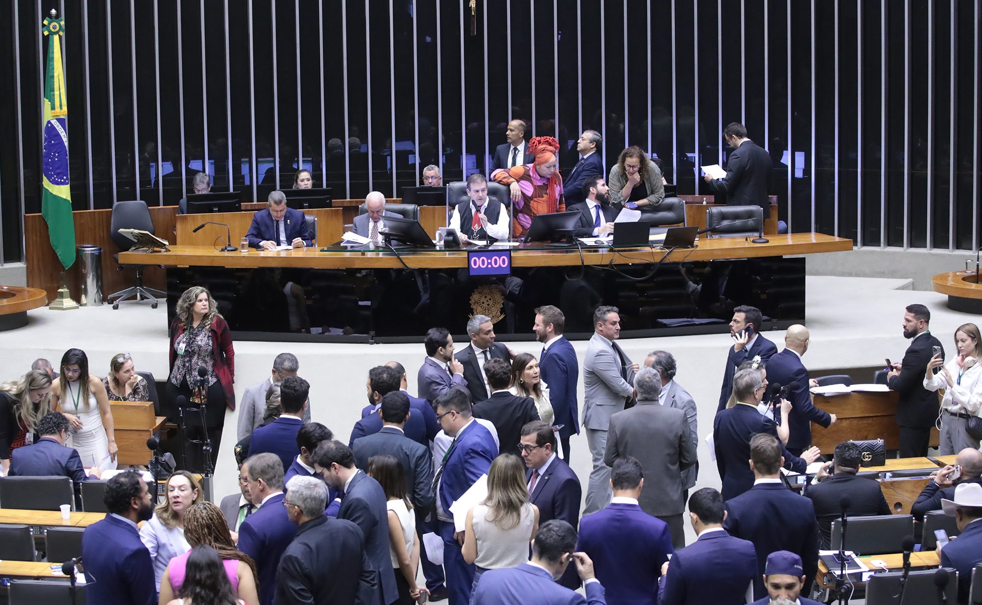 Deputados analisam projeto de refinanciamento de dívidas dos estados; acompanhe