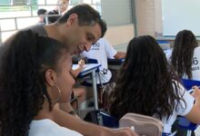 Câmara aprova projeto que restringe uso de celular em escolas