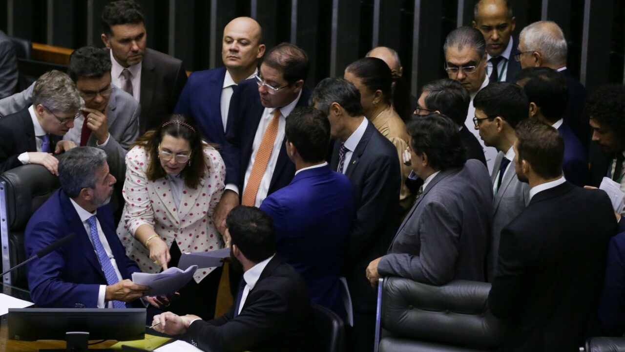 PEC de corte de gastos é aprovada em dois turnos na Câmara