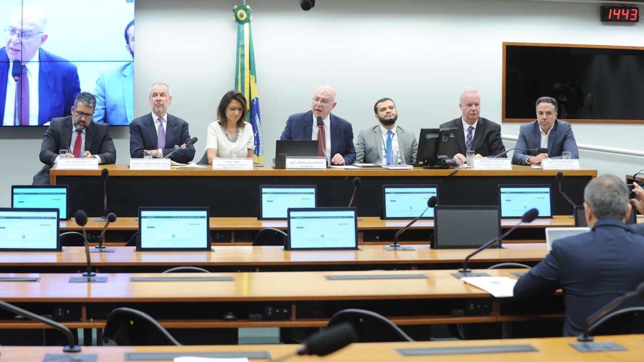 Câmara articula pacto entre governo e setor produtivo para reduzir emissões de gases poluentes