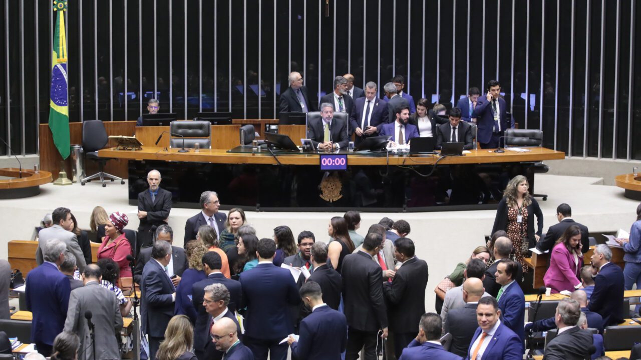 Câmara aprova em primeiro turno a PEC do corte de gastos do governo