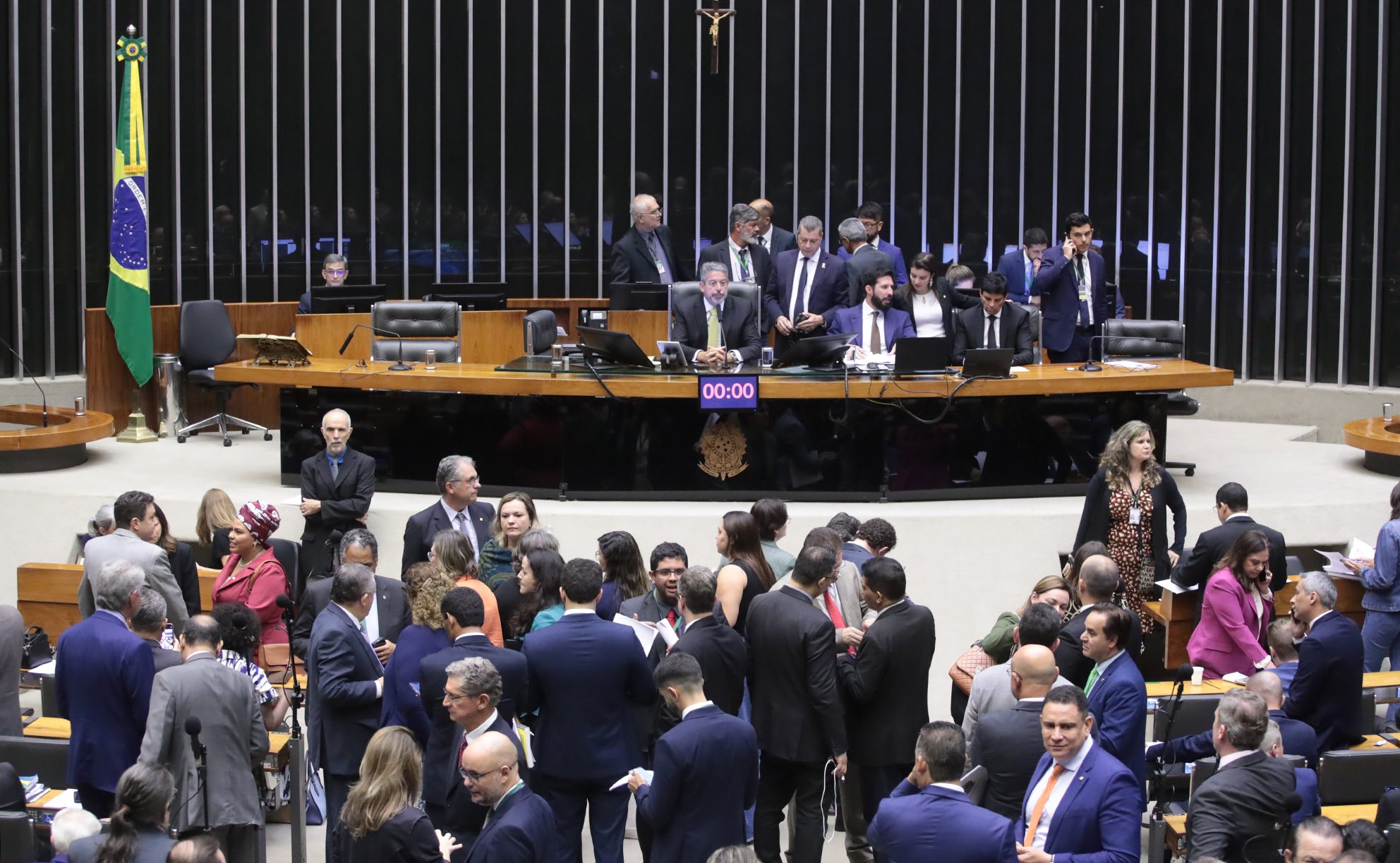 Câmara aprova em primeiro turno a PEC do corte de gastos do governo