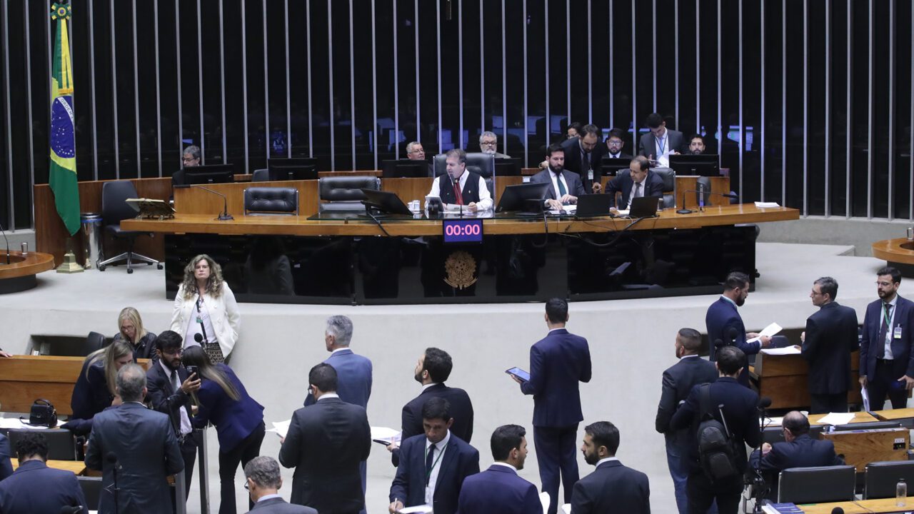 Câmara dos Deputados pode votar hoje pedidos de urgência para projetos do ajuste fiscal