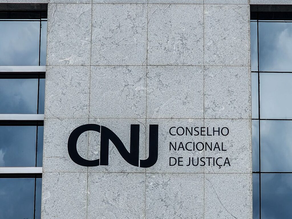 CNJ suspende pagamento de auxílio-alimentação de R$ 10 mil para juízes