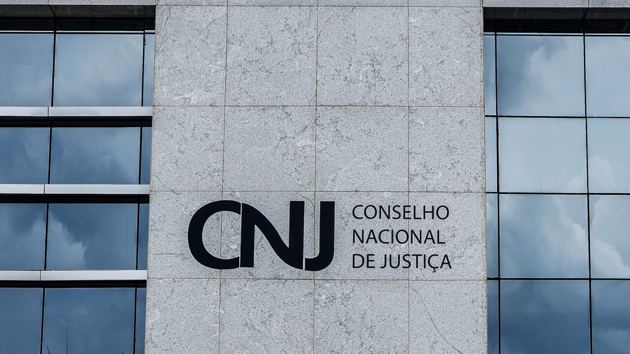 CNJ suspende pagamento de auxílio-alimentação de R$ 10 mil para juízes