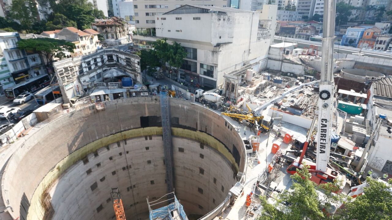 Desabamento abre cratera na Linha Laranja do Metrô de São Paulo