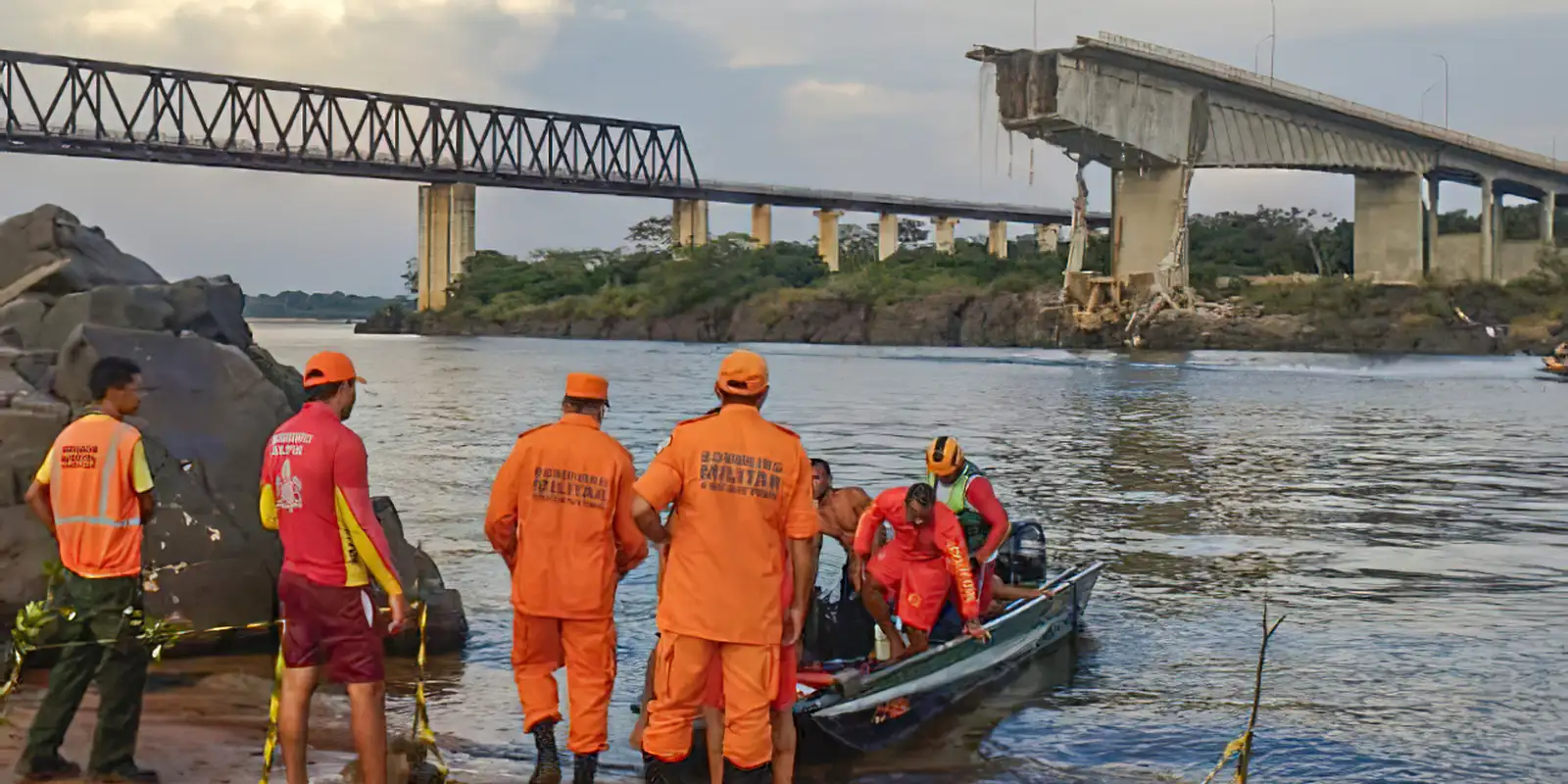 Sobe para 14 o número desaparecidos após queda de ponte