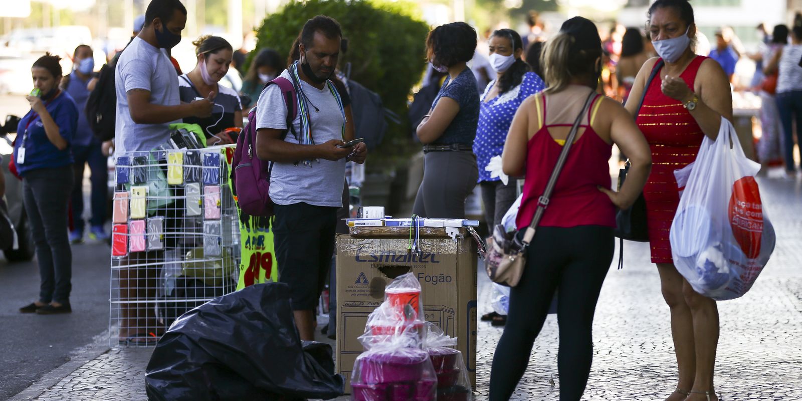 Brasileiros relatam menor renda e insegurança alimentar após pandemia