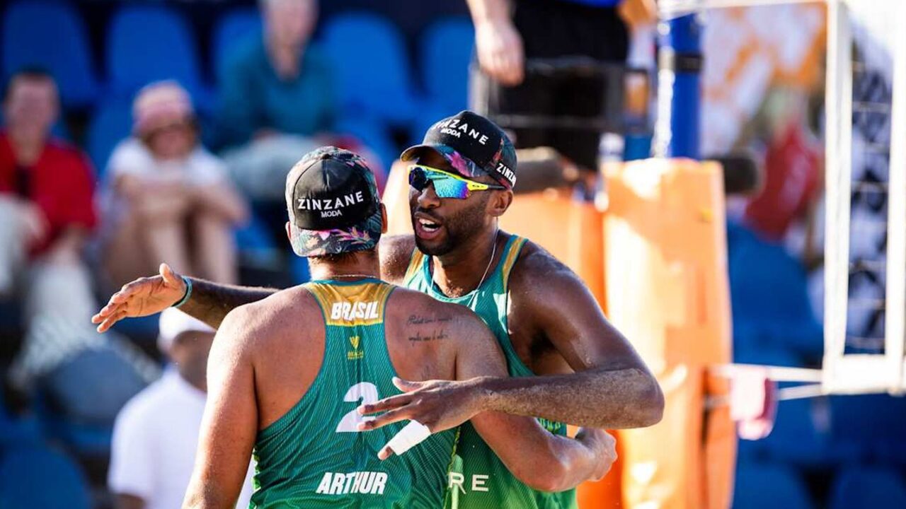 Evandro e Arthur vencem estreia no Finals do vôlei de praia mundial