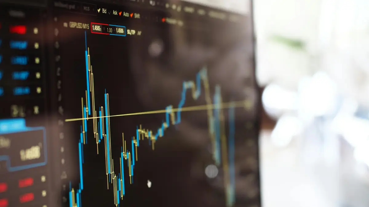 Ibovespa segue pressionado por temores fiscais e recua mais de 1%; dólar sobe quase 2%