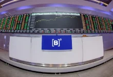 Ibovespa fecha estável com apoio de Petrobras e índice tem maior queda anual desde 2021