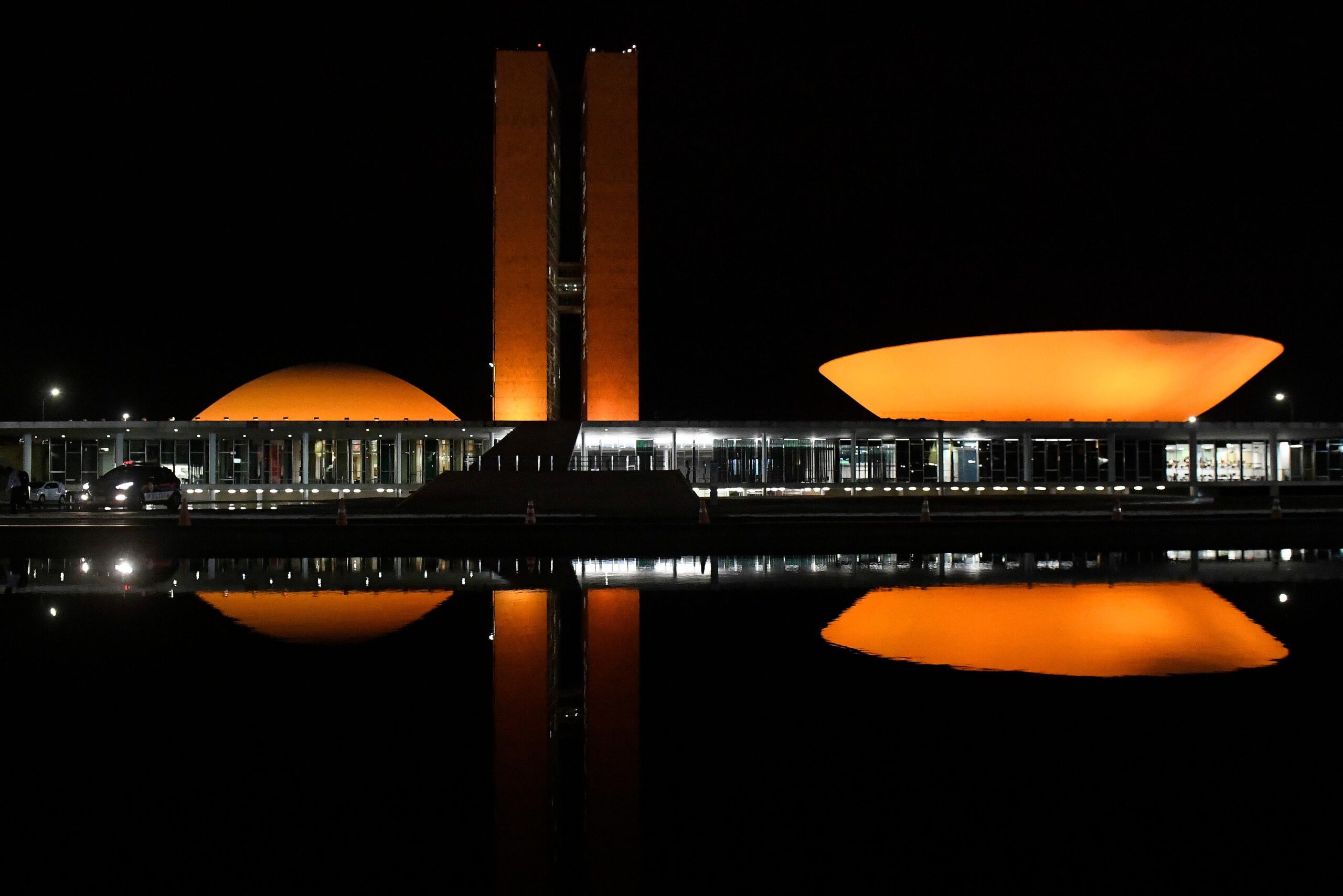 Iluminação laranja no Congresso alerta para o câncer de pele