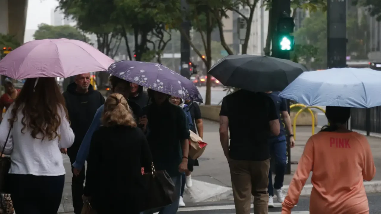 Inmet emite alerta de tempestade para sete estados hoje e amanhã