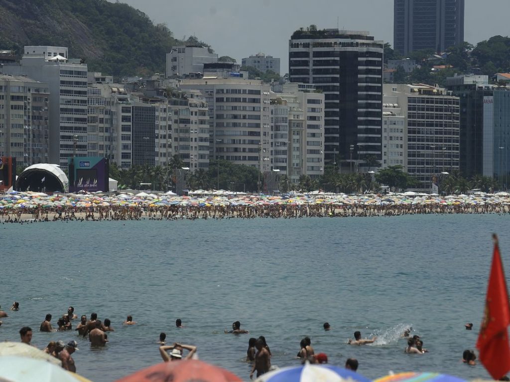 Fiscalização encontra irregularidades em hotéis na orla de Copacabana