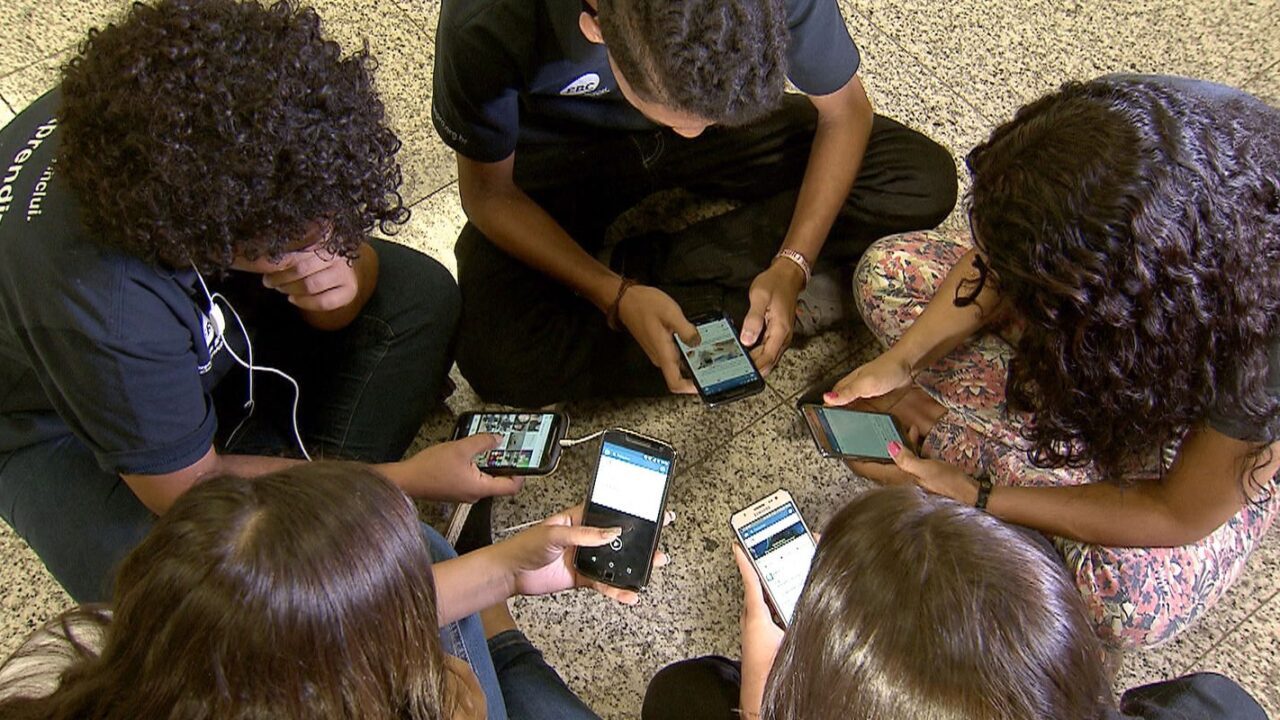 Tarcísio sanciona lei que proíbe celulares nas salas de aula