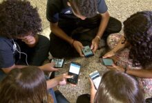 Tarcísio sanciona lei que proíbe celulares nas salas de aula