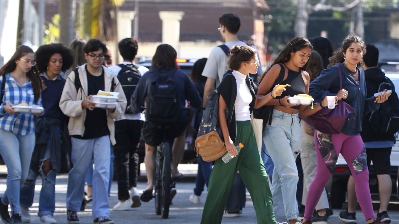 Trabalho de casa e filhos afastam jovens negras do emprego e do estudo