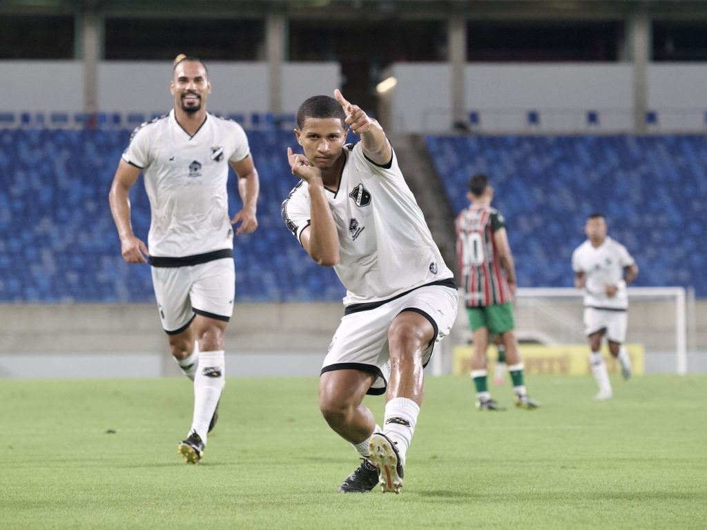 ABC supera Baraúnas com gol de Emanuel e mantém liderança no Potiguar