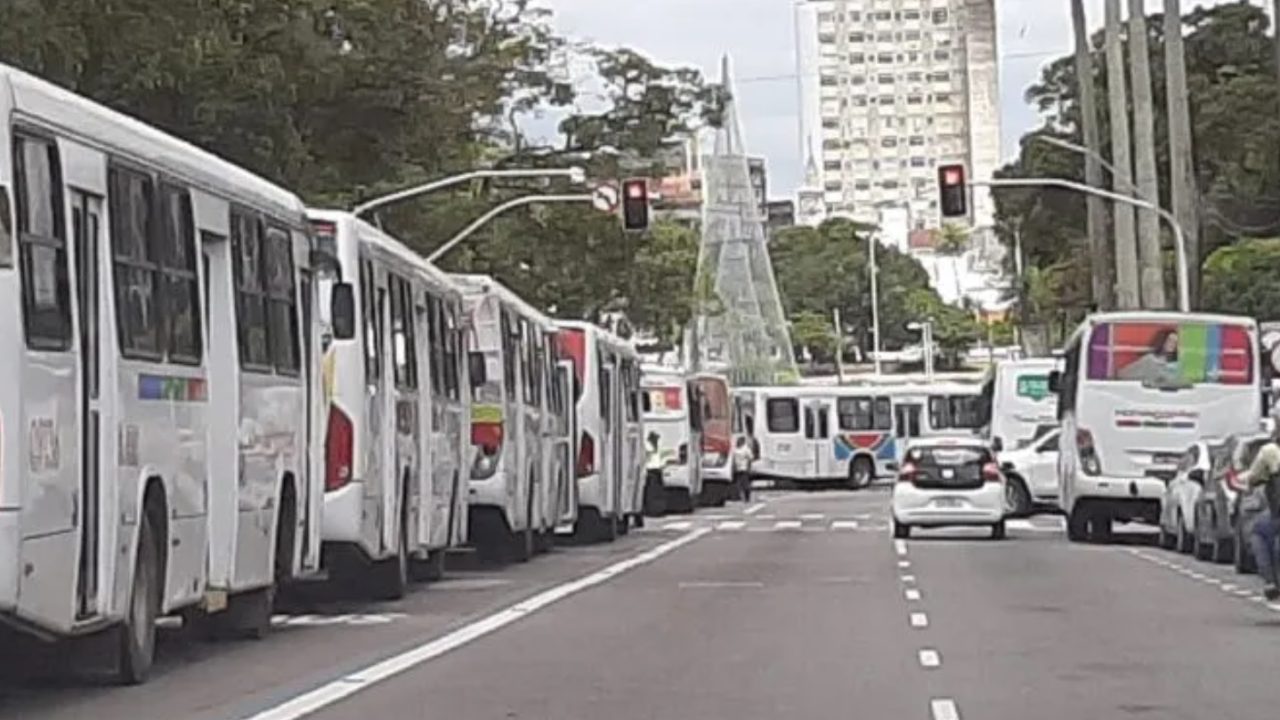 Greve de onibus em Joao Pessoa eleva precos de aplicativos de transporte