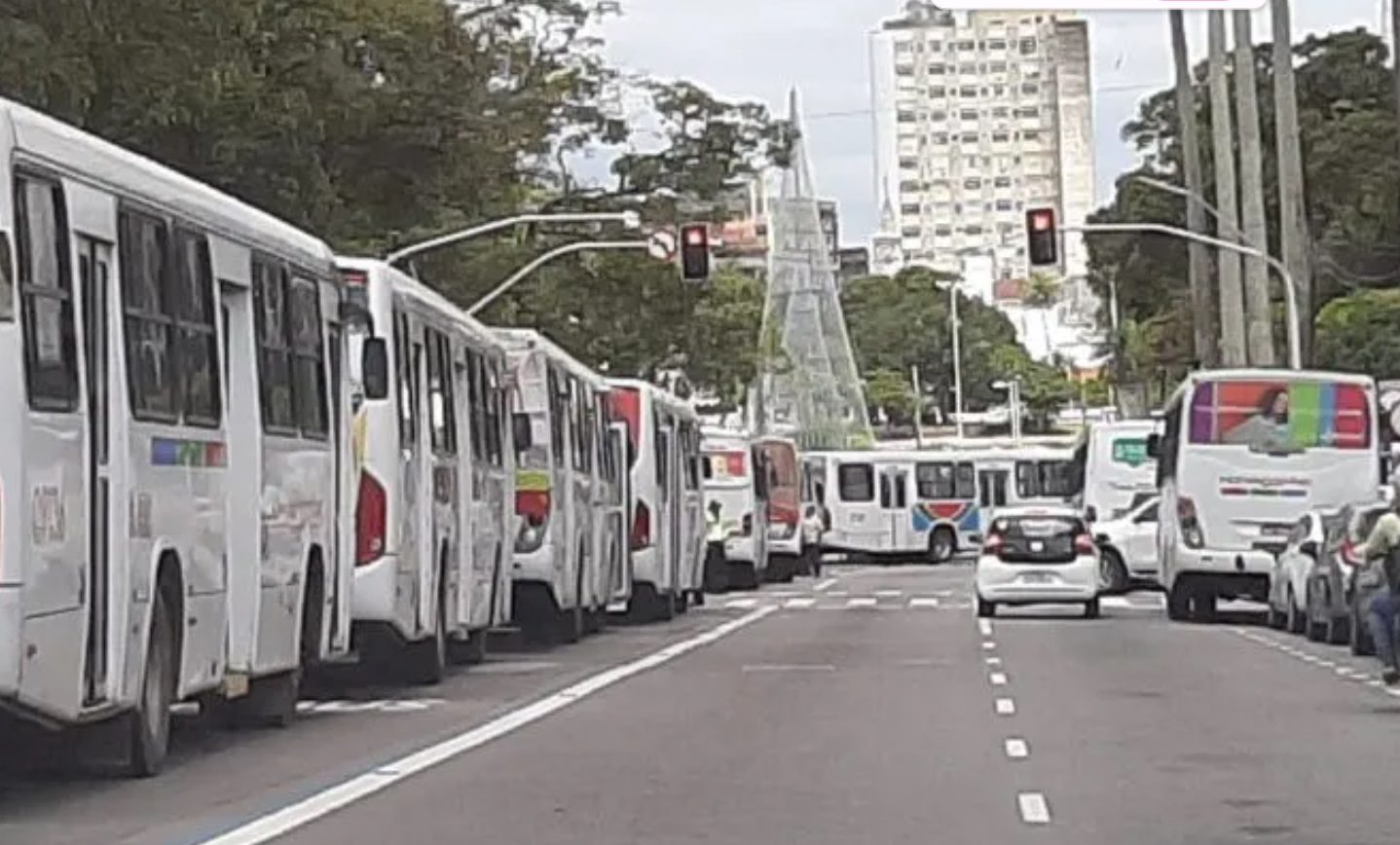 Greve de onibus em Joao Pessoa eleva precos de aplicativos de transporte