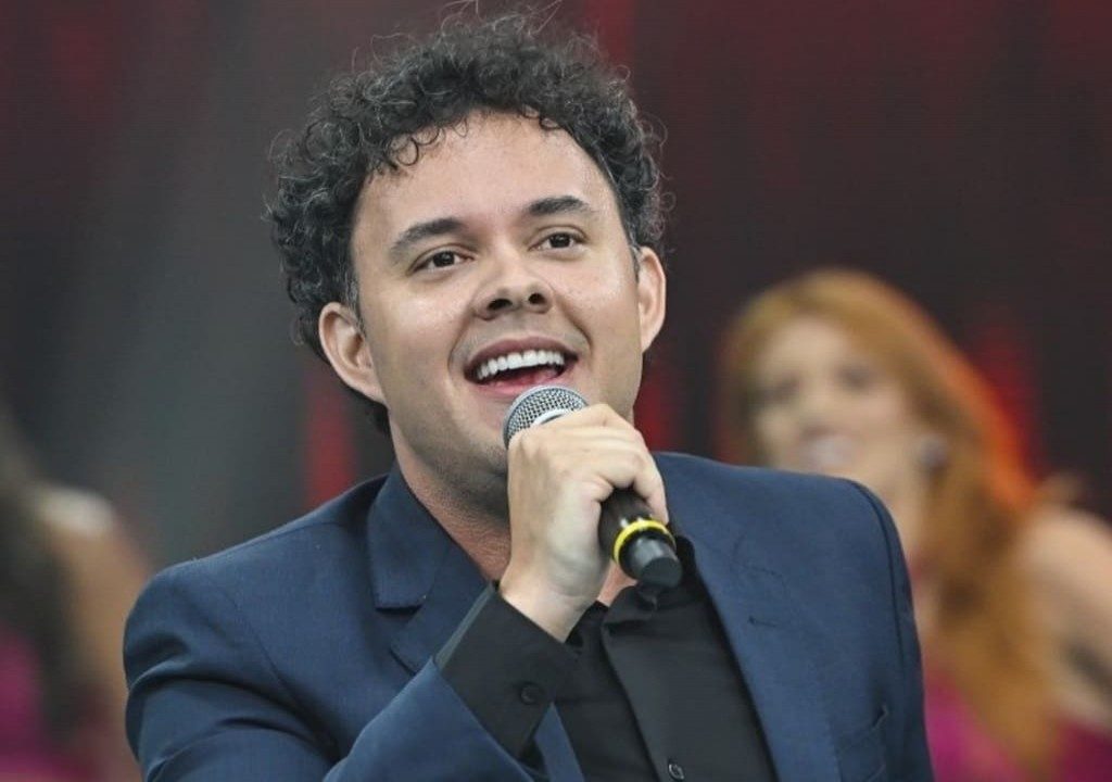 Humorista Gui Santana apresenta show 'Além da Imitação' no Natal Comedy Club