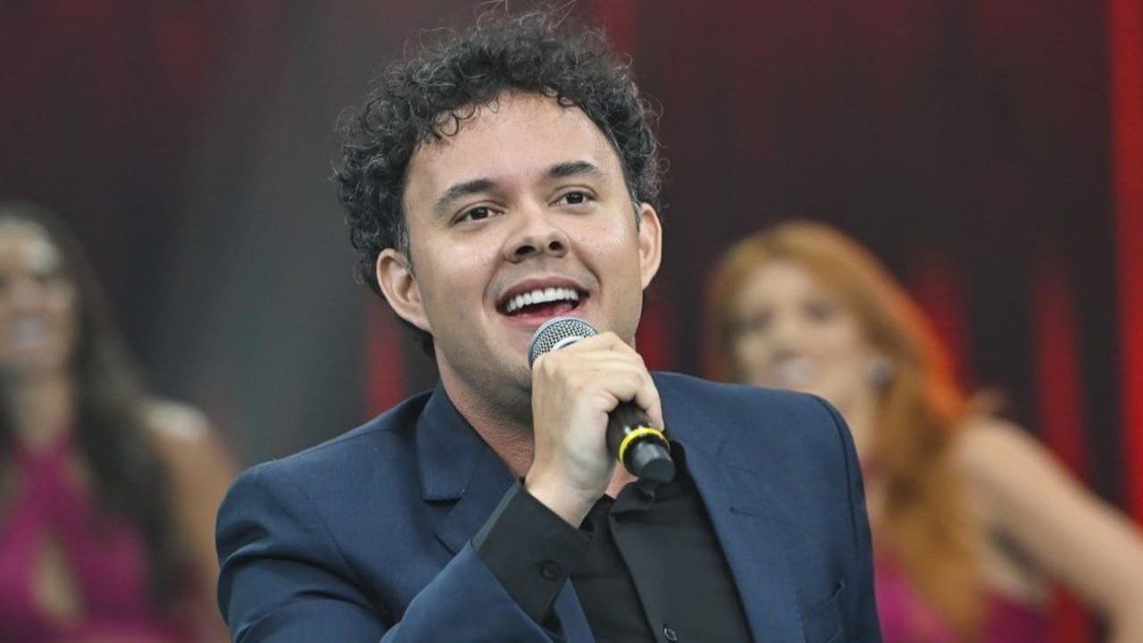 Humorista Gui Santana apresenta show 'Além da Imitação' no Natal Comedy Club