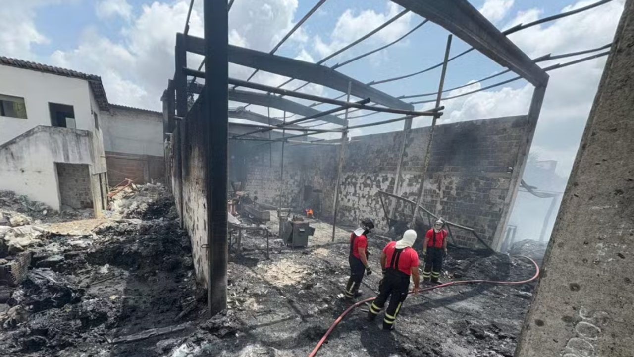 Incêndio de grandes proporções destrói fábrica de reciclagem em Parnamirim