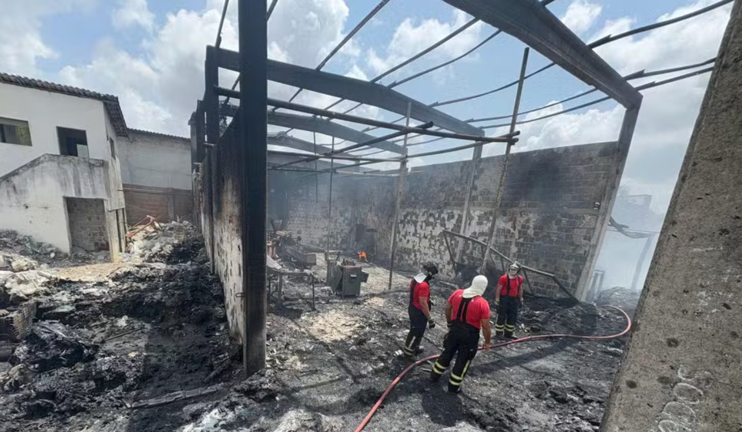 Incêndio de grandes proporções destrói fábrica de reciclagem em Parnamirim