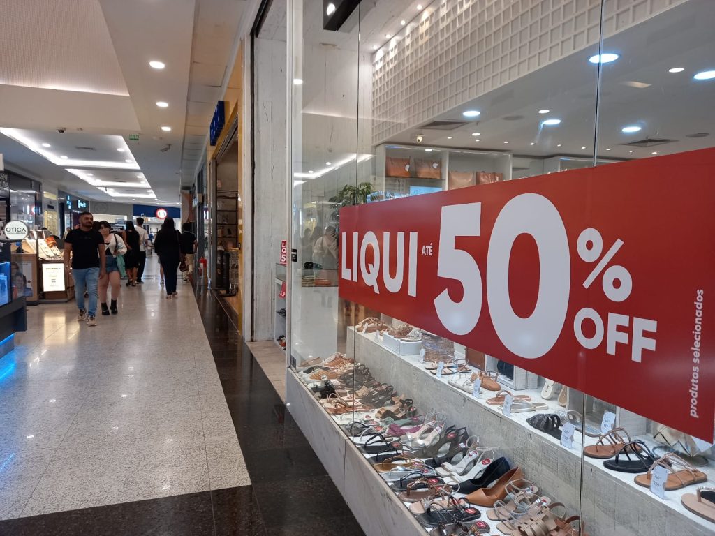 Lojistas oferecem descontos de até 50% em temporada de sale no Natal Shopping