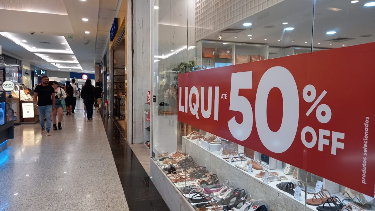 Lojistas oferecem descontos de até 50% em temporada de sale no Natal Shopping