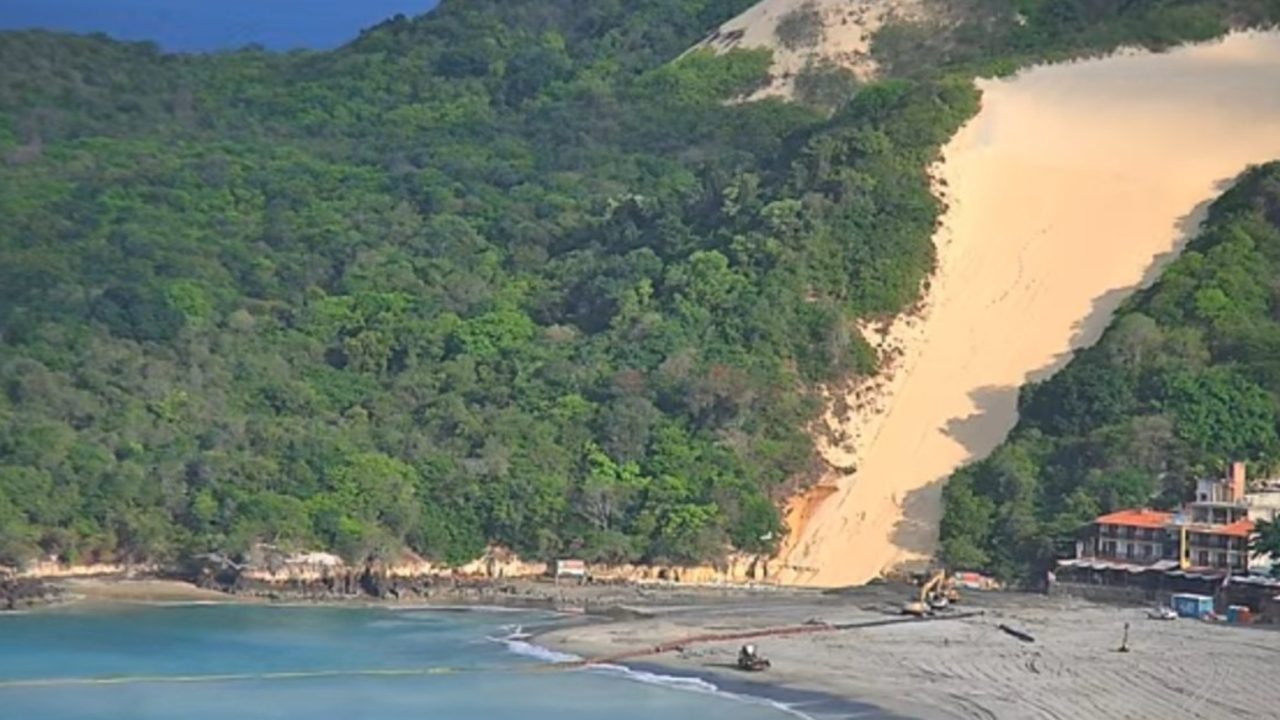 Obra de engorda na praia de Ponta Negra alcança base do Morro do Careca