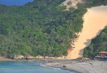 Obra de engorda na praia de Ponta Negra alcança base do Morro do Careca