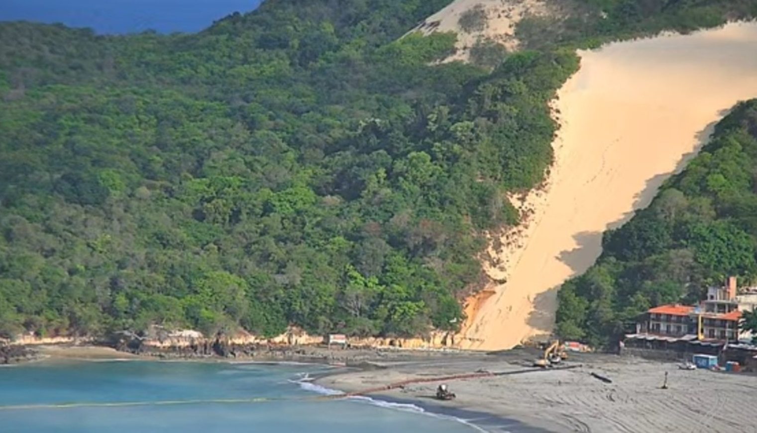 Obra de engorda na praia de Ponta Negra alcança base do Morro do Careca