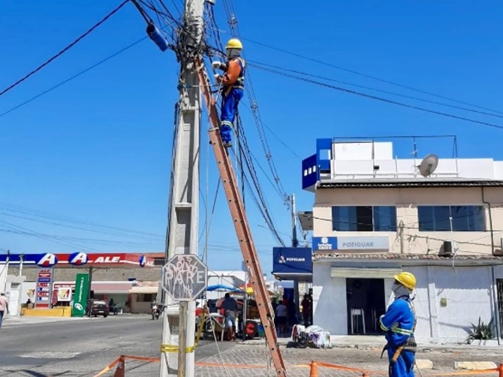 Operação da Cosern remove 15 toneladas de cabos irregulares de postes no RN