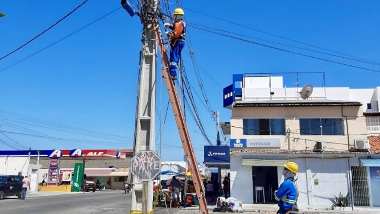 Operação da Cosern remove 15 toneladas de cabos irregulares de postes no RN