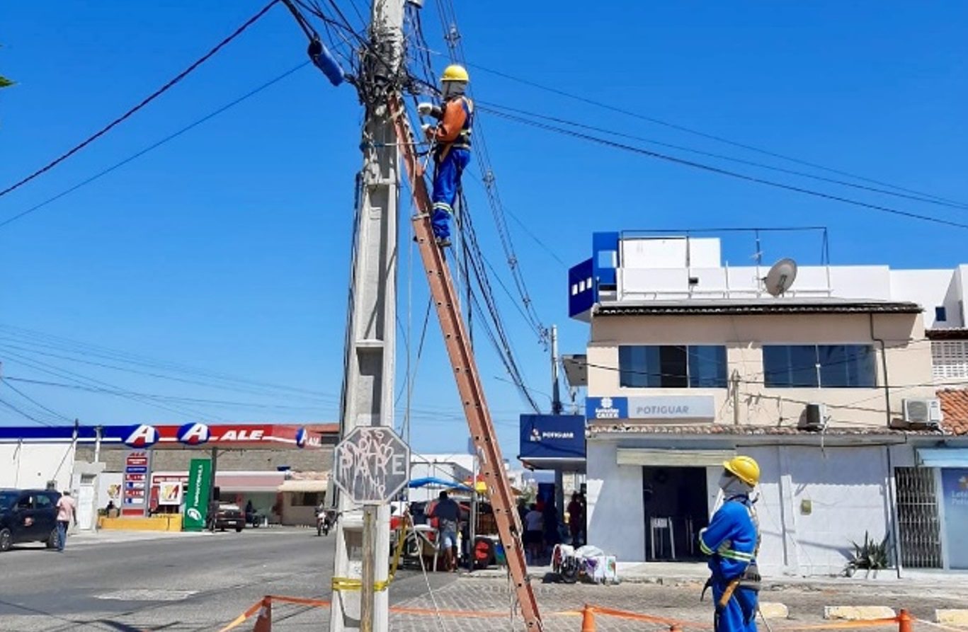 Operação da Cosern remove 15 toneladas de cabos irregulares de postes no RN