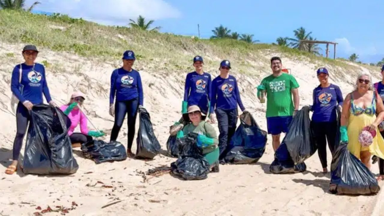 Praia de Búzios recebe mutirão de limpeza e exposição sobre tartarugas marinhas