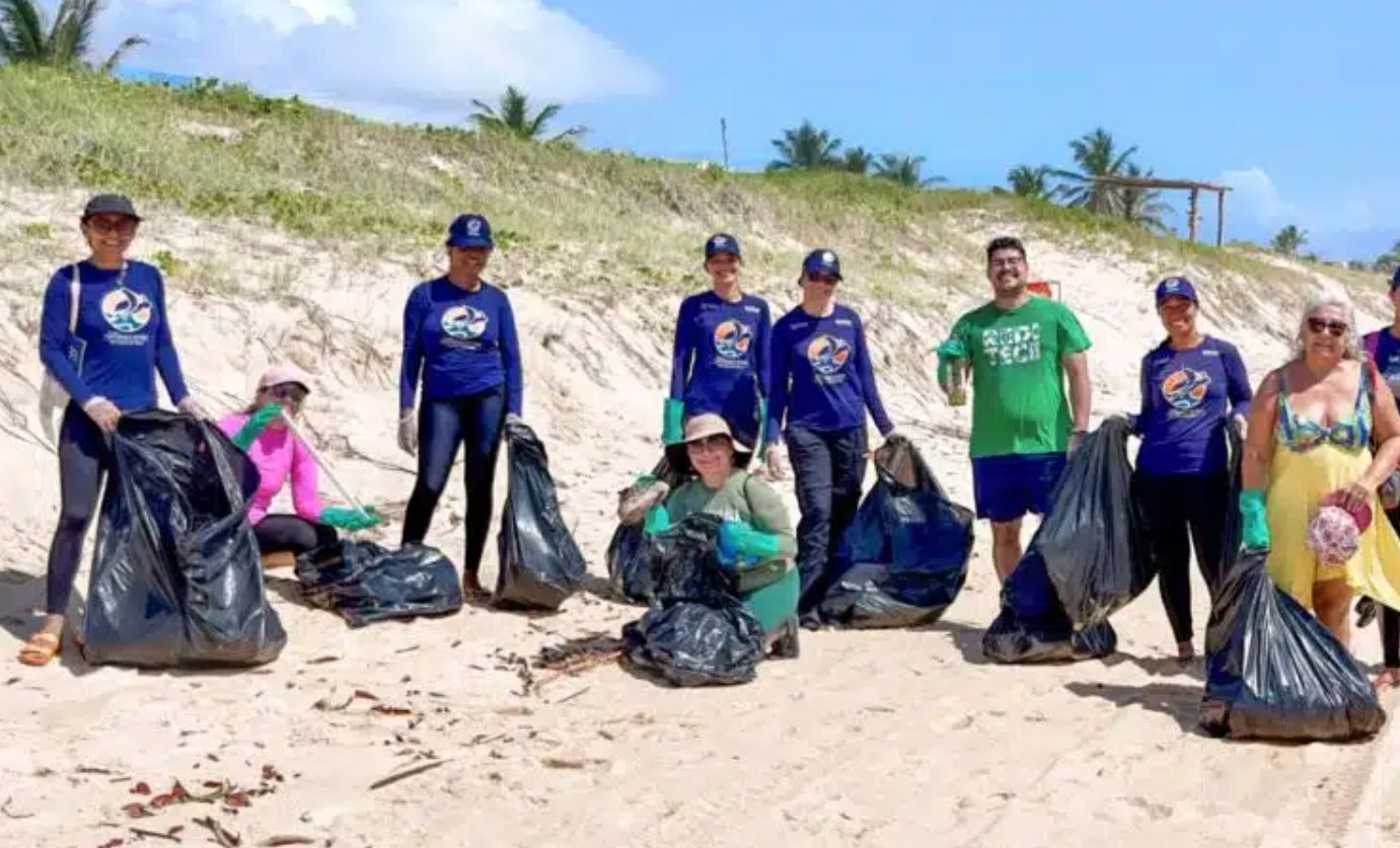 Praia de Búzios recebe mutirão de limpeza e exposição sobre tartarugas marinhas