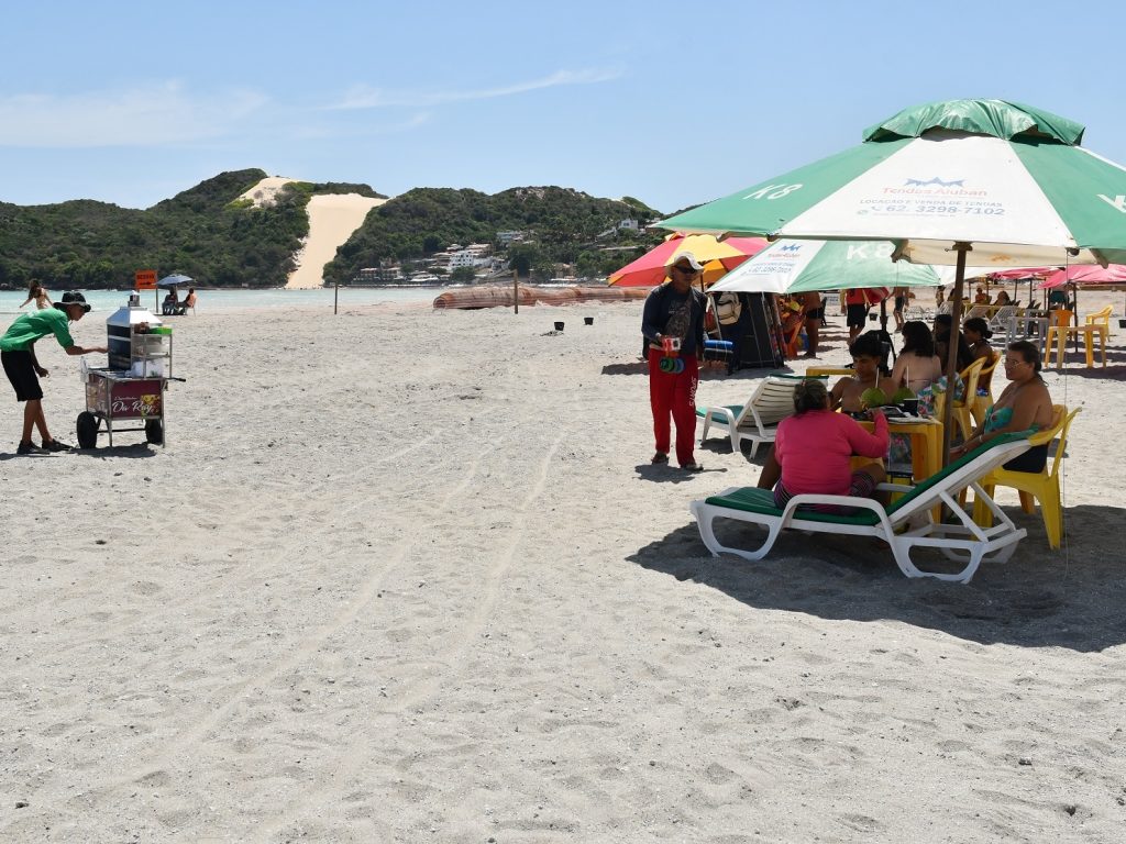 Prefeitura de Natal promete limpeza da areia de Ponta Negra em até 45 dias após engorda