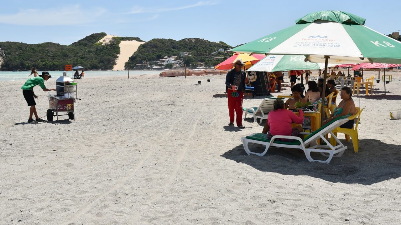 Prefeitura de Natal promete limpeza da areia de Ponta Negra em até 45 dias após engorda